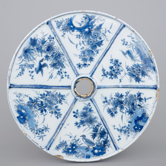 Een zeldzame ronde blauw-witte Delftse taartschaal met vlakverdeling, 17e eeuw